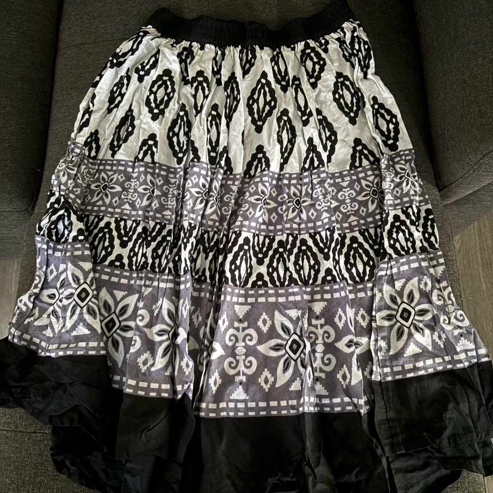 Women’s Black & White Patterned Tiered Skirt